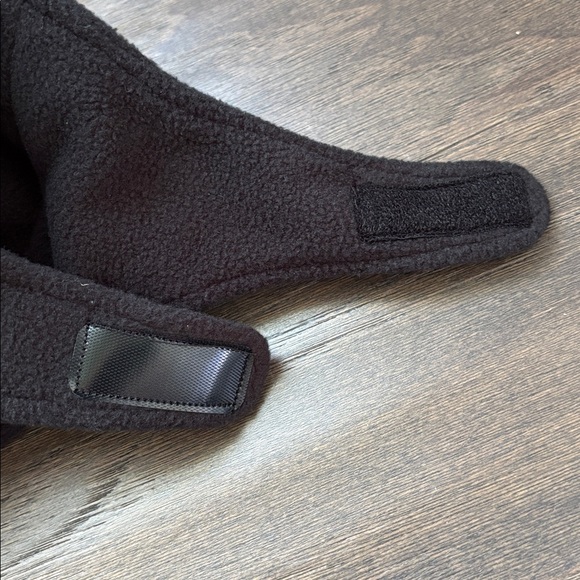 Nike 2 pc.Infant earflap fleece hat & mitten set,camo pattern,velcro chin,Swoosh - Picture 5 of 7